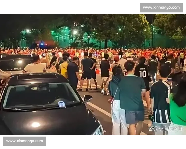 今晚足球比赛结果揭晓引发球迷热议赛场风云再起战略调整与临场发挥成胜负关键 今晚足球比赛结果揭晓引发球迷热议赛场风云再起战略调整与临场发挥成胜负关键